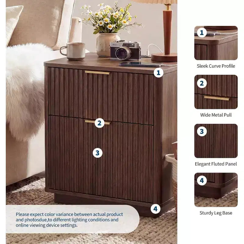 Table de chevet cannelée de 58,4 cm, 2 tiroirs en bois avec station de recharge, poignée en métal et profil incurvé, table d'appoint moderne pour chambre/salon