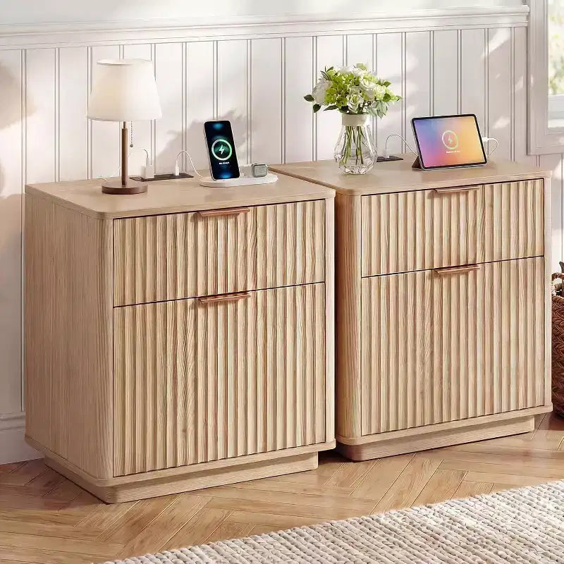 Table de chevet cannelée de 58,4 cm, 2 tiroirs en bois avec station de recharge, poignée en métal et profil incurvé, table d'appoint moderne pour chambre/salon