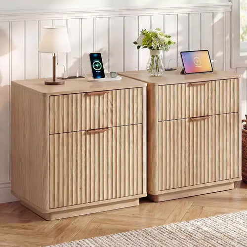 Table de chevet cannelée de 58,4 cm, 2 tiroirs en bois avec station de recharge, poignée en métal et profil incurvé, table d'appoint moderne pour chambre/salon