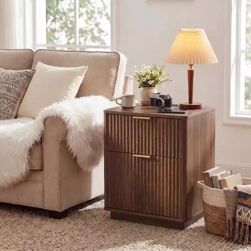 Table de chevet cannelée de 58,4 cm, 2 tiroirs en bois avec station de recharge, poignée en métal et profil incurvé, table d'appoint moderne pour chambre/salon