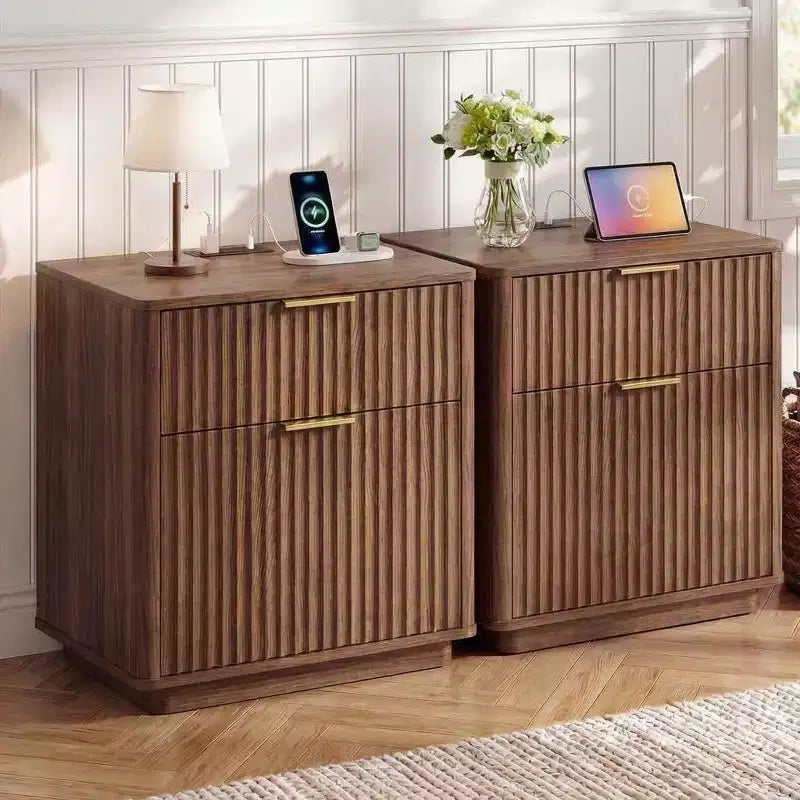 Table de chevet cannelée de 58,4 cm, 2 tiroirs en bois avec station de recharge, poignée en métal et profil incurvé, table d'appoint moderne pour chambre/salon
