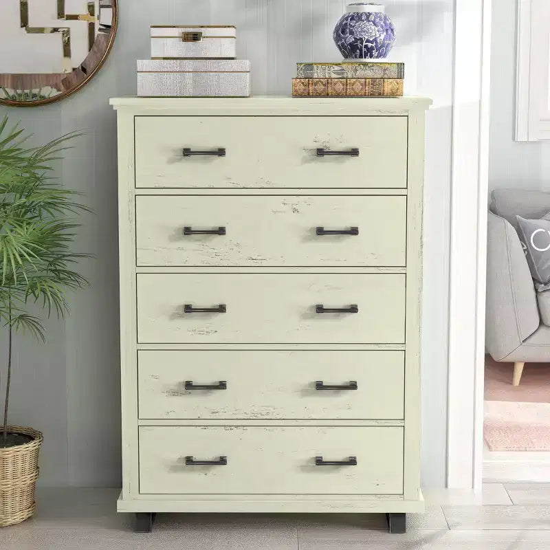 Commode 5 tiroirs de 96,5 cm de large avec élégantes poignées en métal à grain de bois aspect scié blanc cassé – Festivo : Organiseur de rangement de style ferme moderne en MDF