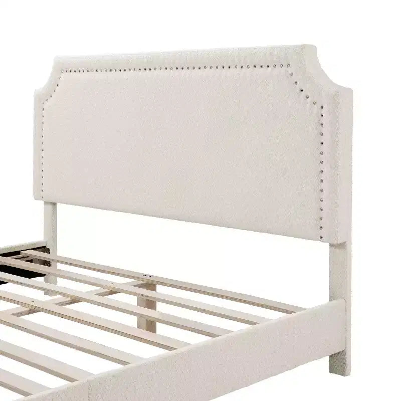 Lit plate-forme moderne Queen Heartwild en tissu bouclé blanc avec clous et tapissé, magasin ouvert 24h/24, 7j/7 : polyester, cadre en bois, sommier tapissier non requis