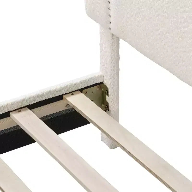 Lit plate-forme moderne Queen Heartwild en tissu bouclé blanc avec clous et tapissé, magasin ouvert 24h/24, 7j/7 : polyester, cadre en bois, sommier tapissier non requis