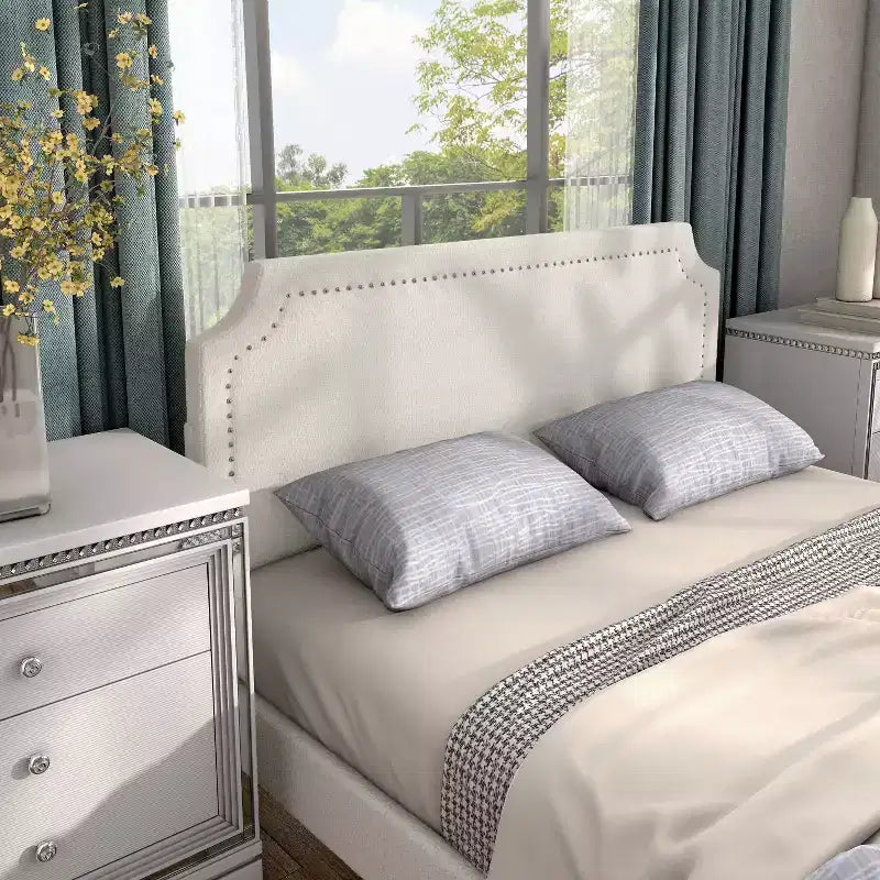 Lit plate-forme moderne Queen Heartwild en tissu bouclé blanc avec clous et tapissé, magasin ouvert 24h/24, 7j/7 : polyester, cadre en bois, sommier tapissier non requis