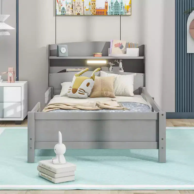 Lit plateforme en bois avec lumières LED intégrées, tête de lit de rangement et barrières de sécurité - ModernLuxe