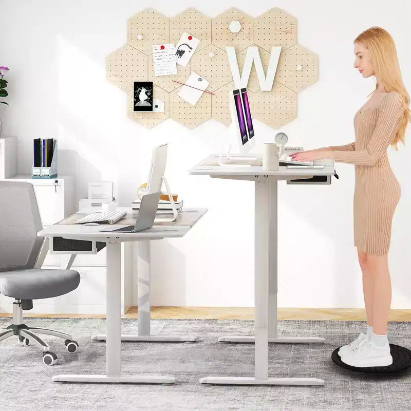 Bureau Debout Électrique Costway 140 cm x 71 cm, Hauteur Réglable, Assis-Debout, avec Port de Recharge USB, Naturel/Noir/Gris/Marron/Blanc