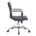 Chaise de bureau LeisureMod Harris dossier mi-hauteur, revêtement en cuir avec pivot, inclinaison et base chromée, siège de bureau moderne pour bureau à domicile ou salle de conférence