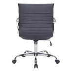 Chaise de bureau LeisureMod Harris dossier mi-hauteur, revêtement en cuir avec pivot, inclinaison et base chromée, siège de bureau moderne pour bureau à domicile ou salle de conférence