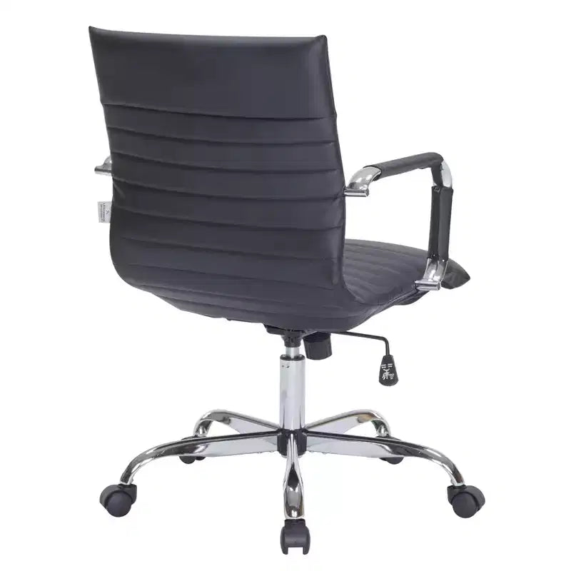 Chaise de bureau LeisureMod Harris dossier mi-hauteur, revêtement en cuir avec pivot, inclinaison et base chromée, siège de bureau moderne pour bureau à domicile ou salle de conférence