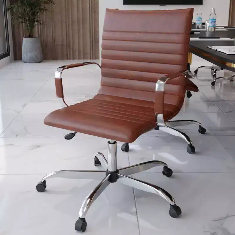 Chaise de bureau LeisureMod Harris dossier mi-hauteur, revêtement en cuir avec pivot, inclinaison et base chromée, siège de bureau moderne pour bureau à domicile ou salle de conférence