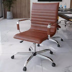 Chaise de bureau LeisureMod Harris dossier mi-hauteur, revêtement en cuir avec pivot, inclinaison et base chromée, siège de bureau moderne pour bureau à domicile ou salle de conférence