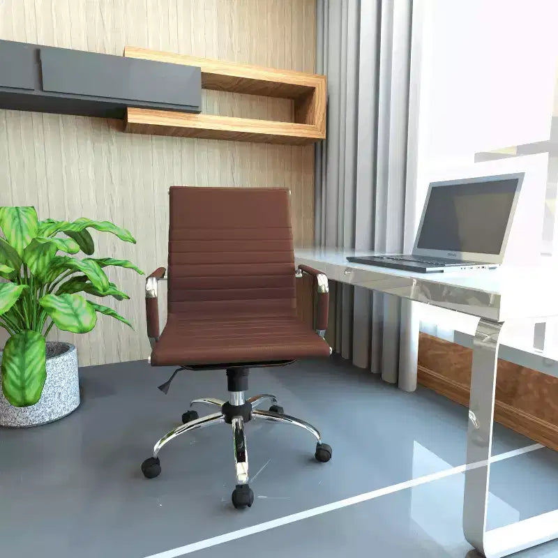 Chaise de bureau LeisureMod Harris dossier mi-hauteur, revêtement en cuir avec pivot, inclinaison et base chromée, siège de bureau moderne pour bureau à domicile ou salle de conférence