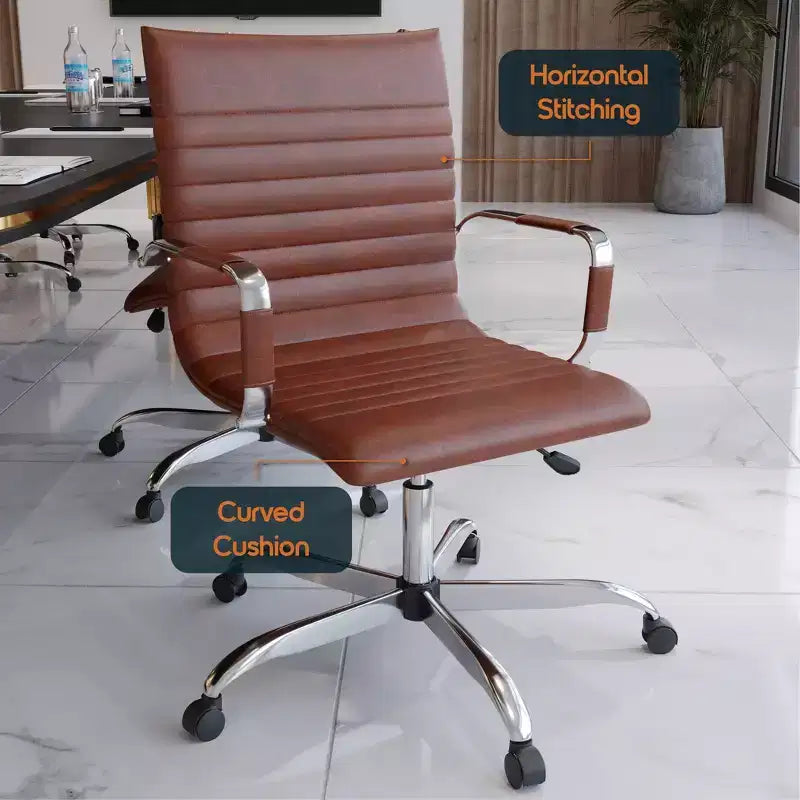 Chaise de bureau LeisureMod Harris dossier mi-hauteur, revêtement en cuir avec pivot, inclinaison et base chromée, siège de bureau moderne pour bureau à domicile ou salle de conférence
