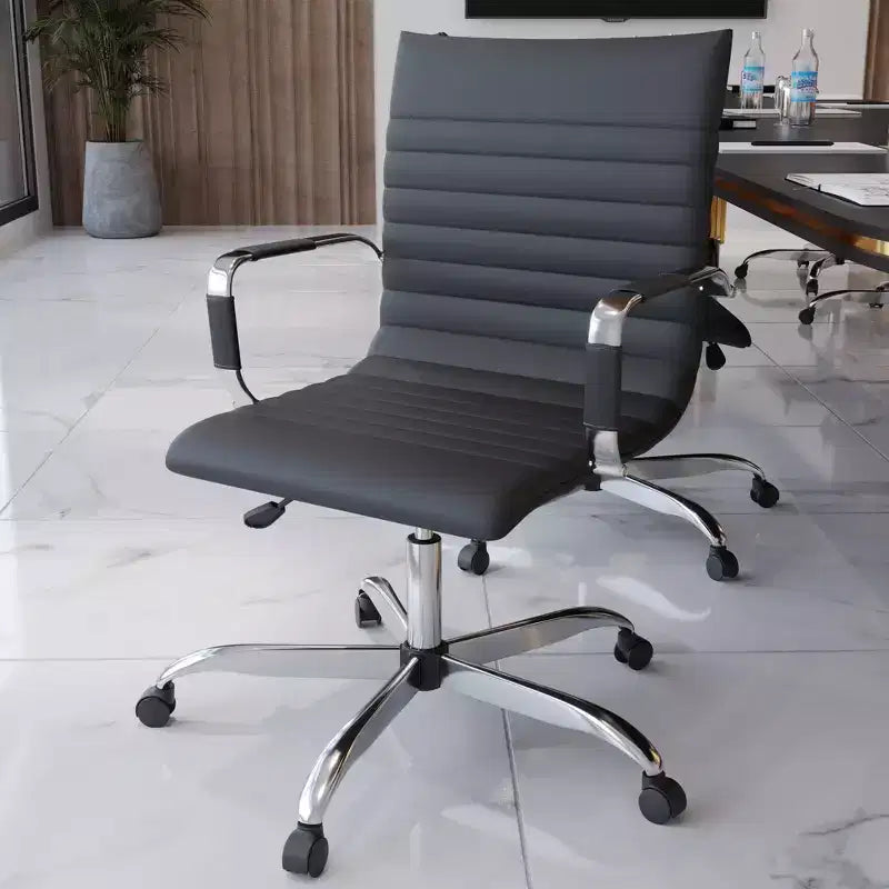 Chaise de bureau LeisureMod Harris dossier mi-hauteur, revêtement en cuir avec pivot, inclinaison et base chromée, siège de bureau moderne pour bureau à domicile ou salle de conférence