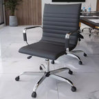 Chaise de bureau LeisureMod Harris dossier mi-hauteur, revêtement en cuir avec pivot, inclinaison et base chromée, siège de bureau moderne pour bureau à domicile ou salle de conférence