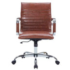 Chaise de bureau LeisureMod Harris dossier mi-hauteur, revêtement en cuir avec pivot, inclinaison et base chromée, siège de bureau moderne pour bureau à domicile ou salle de conférence