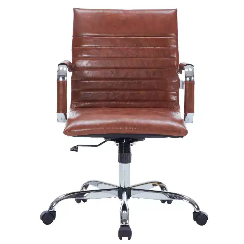 Chaise de bureau LeisureMod Harris dossier mi-hauteur, revêtement en cuir avec pivot, inclinaison et base chromée, siège de bureau moderne pour bureau à domicile ou salle de conférence