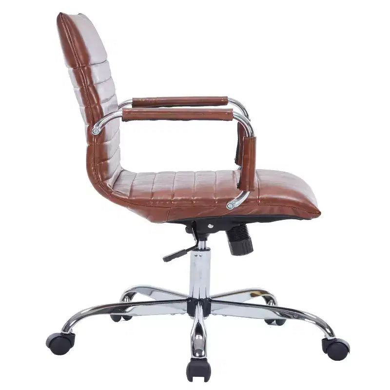 Chaise de bureau LeisureMod Harris dossier mi-hauteur, revêtement en cuir avec pivot, inclinaison et base chromée, siège de bureau moderne pour bureau à domicile ou salle de conférence