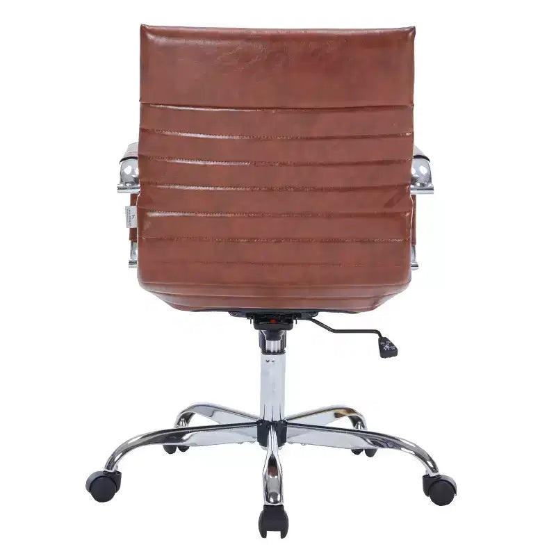 Chaise de bureau LeisureMod Harris dossier mi-hauteur, revêtement en cuir avec pivot, inclinaison et base chromée, siège de bureau moderne pour bureau à domicile ou salle de conférence