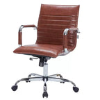 Chaise de bureau LeisureMod Harris dossier mi-hauteur, revêtement en cuir avec pivot, inclinaison et base chromée, siège de bureau moderne pour bureau à domicile ou salle de conférence