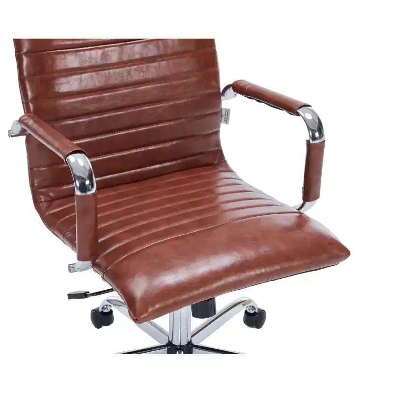 Chaise de bureau LeisureMod Harris dossier mi-hauteur, revêtement en cuir avec pivot, inclinaison et base chromée, siège de bureau moderne pour bureau à domicile ou salle de conférence