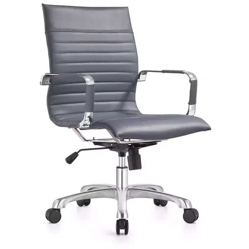Chaise de bureau LeisureMod Harris dossier mi-hauteur, revêtement en cuir avec pivot, inclinaison et base chromée, siège de bureau moderne pour bureau à domicile ou salle de conférence