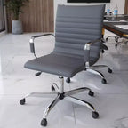 Chaise de bureau LeisureMod Harris dossier mi-hauteur, revêtement en cuir avec pivot, inclinaison et base chromée, siège de bureau moderne pour bureau à domicile ou salle de conférence