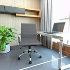 Chaise de bureau LeisureMod Harris dossier mi-hauteur, revêtement en cuir avec pivot, inclinaison et base chromée, siège de bureau moderne pour bureau à domicile ou salle de conférence