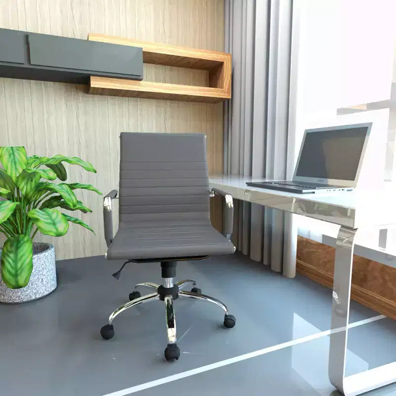 Chaise de bureau LeisureMod Harris dossier mi-hauteur, revêtement en cuir avec pivot, inclinaison et base chromée, siège de bureau moderne pour bureau à domicile ou salle de conférence