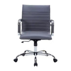 Chaise de bureau LeisureMod Harris dossier mi-hauteur, revêtement en cuir avec pivot, inclinaison et base chromée, siège de bureau moderne pour bureau à domicile ou salle de conférence