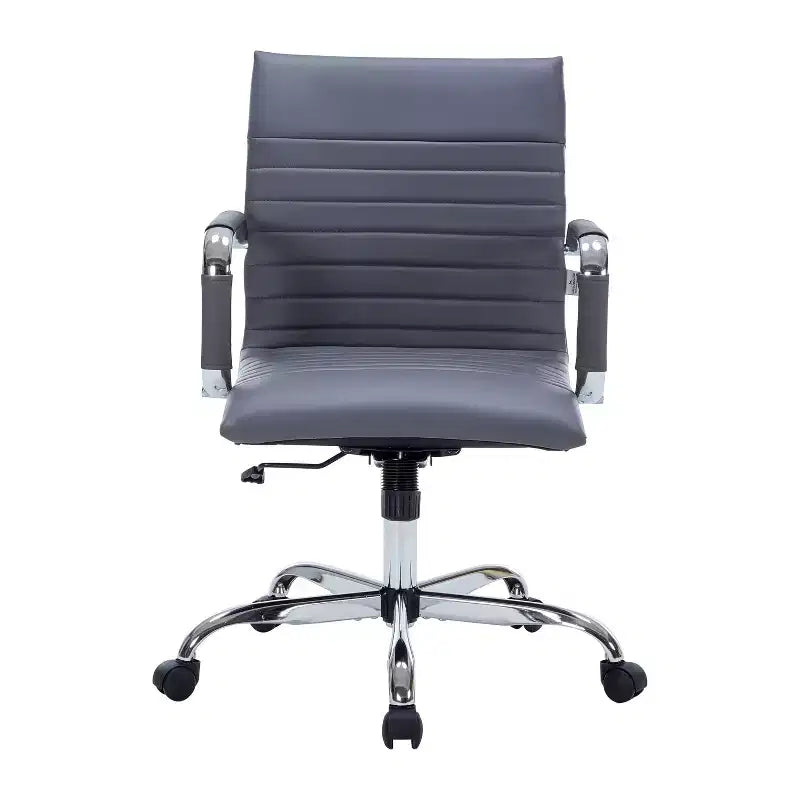 Chaise de bureau LeisureMod Harris dossier mi-hauteur, revêtement en cuir avec pivot, inclinaison et base chromée, siège de bureau moderne pour bureau à domicile ou salle de conférence
