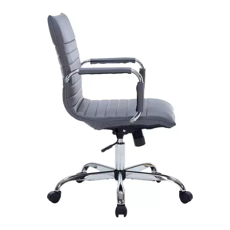 Chaise de bureau LeisureMod Harris dossier mi-hauteur, revêtement en cuir avec pivot, inclinaison et base chromée, siège de bureau moderne pour bureau à domicile ou salle de conférence