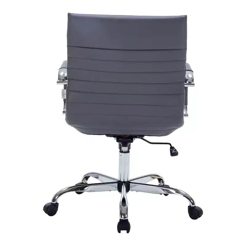 Chaise de bureau LeisureMod Harris dossier mi-hauteur, revêtement en cuir avec pivot, inclinaison et base chromée, siège de bureau moderne pour bureau à domicile ou salle de conférence