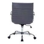 Chaise de bureau LeisureMod Harris dossier mi-hauteur, revêtement en cuir avec pivot, inclinaison et base chromée, siège de bureau moderne pour bureau à domicile ou salle de conférence