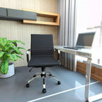 Chaise de bureau LeisureMod Harris dossier mi-hauteur, revêtement en cuir avec pivot, inclinaison et base chromée, siège de bureau moderne pour bureau à domicile ou salle de conférence