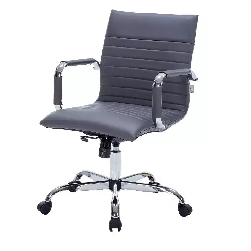 Chaise de bureau LeisureMod Harris dossier mi-hauteur, revêtement en cuir avec pivot, inclinaison et base chromée, siège de bureau moderne pour bureau à domicile ou salle de conférence
