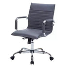 Chaise de bureau LeisureMod Harris dossier mi-hauteur, revêtement en cuir avec pivot, inclinaison et base chromée, siège de bureau moderne pour bureau à domicile ou salle de conférence