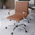 Chaise de bureau LeisureMod Harris dossier mi-hauteur, revêtement en cuir avec pivot, inclinaison et base chromée, siège de bureau moderne pour bureau à domicile ou salle de conférence