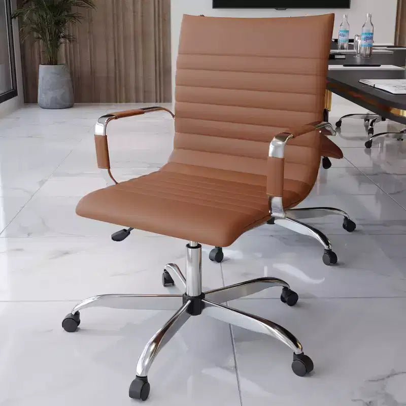 Chaise de bureau LeisureMod Harris dossier mi-hauteur, revêtement en cuir avec pivot, inclinaison et base chromée, siège de bureau moderne pour bureau à domicile ou salle de conférence