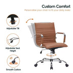 Chaise de bureau LeisureMod Harris dossier mi-hauteur, revêtement en cuir avec pivot, inclinaison et base chromée, siège de bureau moderne pour bureau à domicile ou salle de conférence