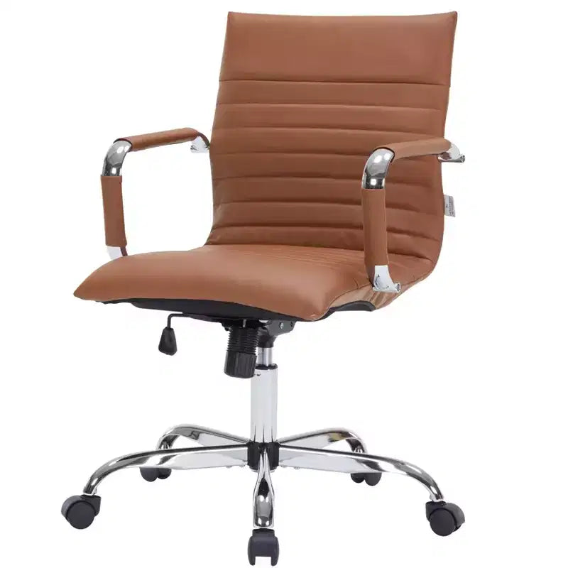 Chaise de bureau LeisureMod Harris dossier mi-hauteur, revêtement en cuir avec pivot, inclinaison et base chromée, siège de bureau moderne pour bureau à domicile ou salle de conférence