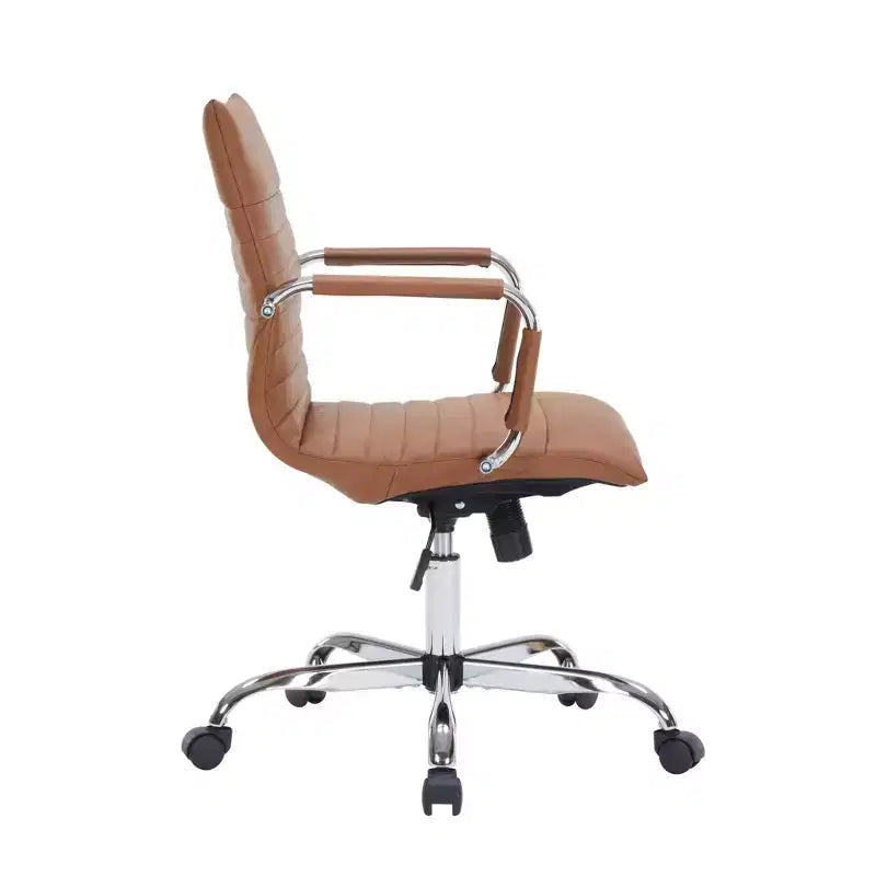 Chaise de bureau LeisureMod Harris dossier mi-hauteur, revêtement en cuir avec pivot, inclinaison et base chromée, siège de bureau moderne pour bureau à domicile ou salle de conférence