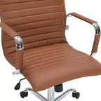 Chaise de bureau LeisureMod Harris dossier mi-hauteur, revêtement en cuir avec pivot, inclinaison et base chromée, siège de bureau moderne pour bureau à domicile ou salle de conférence