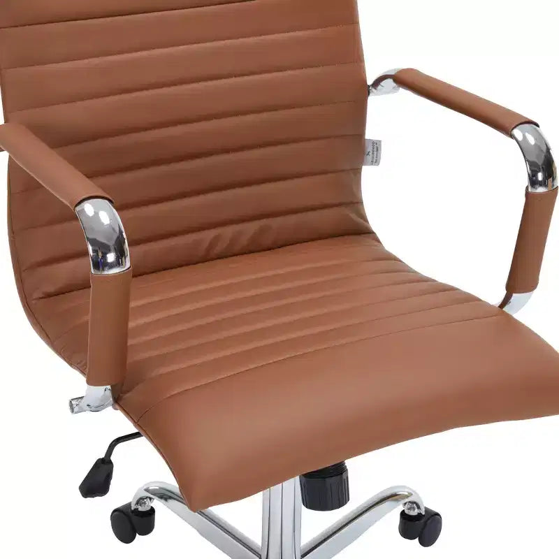 Chaise de bureau LeisureMod Harris dossier mi-hauteur, revêtement en cuir avec pivot, inclinaison et base chromée, siège de bureau moderne pour bureau à domicile ou salle de conférence