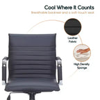 Chaise de bureau LeisureMod Harris dossier mi-hauteur, revêtement en cuir avec pivot, inclinaison et base chromée, siège de bureau moderne pour bureau à domicile ou salle de conférence