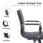 Chaise de bureau LeisureMod Harris dossier mi-hauteur, revêtement en cuir avec pivot, inclinaison et base chromée, siège de bureau moderne pour bureau à domicile ou salle de conférence