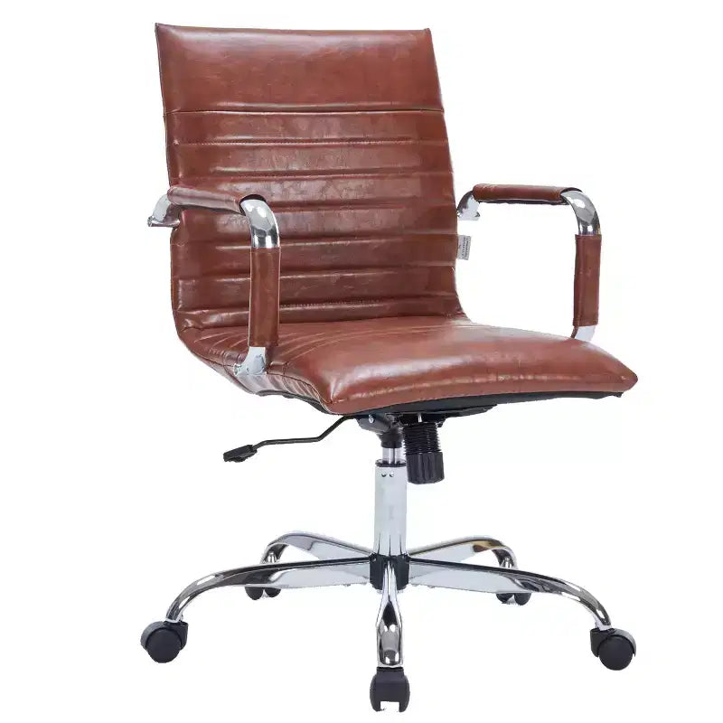 Chaise de bureau LeisureMod Harris dossier mi-hauteur, revêtement en cuir avec pivot, inclinaison et base chromée, siège de bureau moderne pour bureau à domicile ou salle de conférence