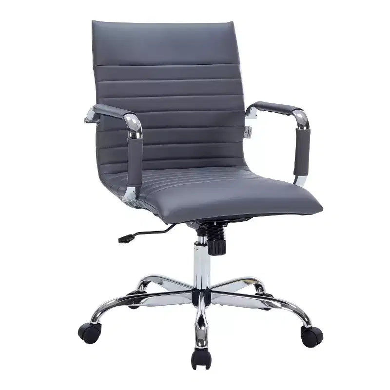 Chaise de bureau LeisureMod Harris dossier mi-hauteur, revêtement en cuir avec pivot, inclinaison et base chromée, siège de bureau moderne pour bureau à domicile ou salle de conférence