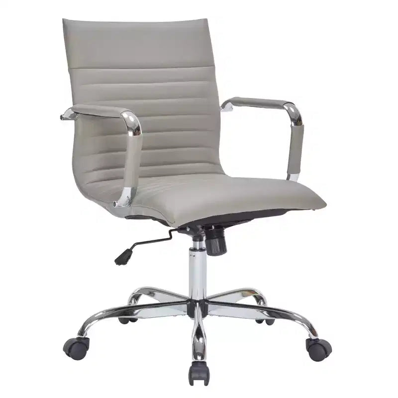 Chaise de bureau LeisureMod Harris dossier mi-hauteur, revêtement en cuir avec pivot, inclinaison et base chromée, siège de bureau moderne pour bureau à domicile ou salle de conférence